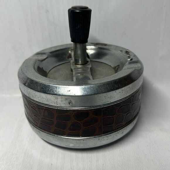 Gold Coin Metal ashtray with a snake-like pattern with a twist Made in Hong Kong - Picture 4 of 8